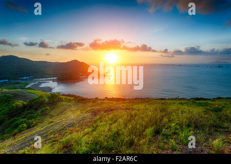 Villaggio con bel tramonto su hong kong costa. La vista dalla cima della montagna Foto Stock