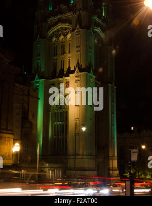 Di notte il traffico che passa di fronte al Wills Memorial Building, Bristol, Inghilterra, Regno Unito Foto Stock