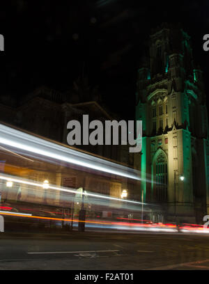 Di notte il traffico che passa di fronte al Wills Memorial Building, Bristol, Inghilterra, Regno Unito Foto Stock
