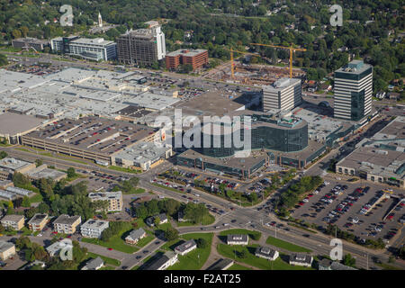 Place de la Cite shopping mall e luogo Ste-Foy Shopping Mall sono illustrati in questa foto aerea nella città di Québec Foto Stock
