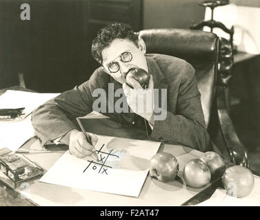 Mangiare le mele durante una partita di tic tac toe (OLVI007 OU551 F) Foto Stock