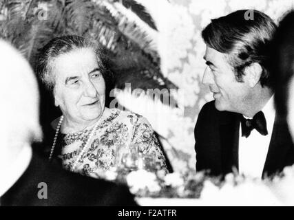 Golda Meir, Primo Ministro di Israele dines con l'Attore Gregory Peck, Ottobre 2, 1969. Industrie cinematografiche e televisive Servizi ha sponsorizzato la cena in suo onore. (CSU 2015 11 1649) Foto Stock