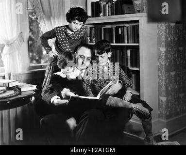 Il dottor Karl A. Menninger, psichiatra, con i suoi figli. Ca. 1930. Essi sono la riproduzione di anagrammi. Julia è in piedi, mentre Marta e Robert sedersi con il loro padre. (CSU 2015 11 1627) Foto Stock