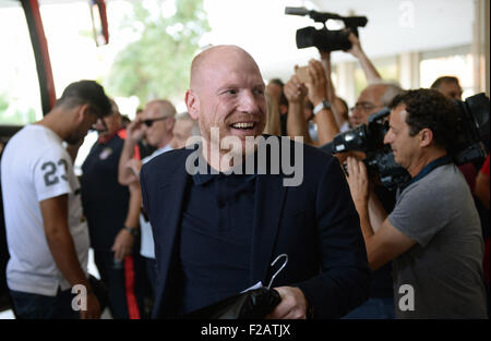 Atene, Grecia. Xv Sep, 2015. Del Bayern Monaco sport direttore Matthias Sammer arriva presso il team di hotel in Atene, Grecia, 15 settembre 2015. Bundesliga tedesca club di calcio FC Bayern Munich vi faccia Olympiakos Pireo nel primo Champions League match di gruppo 16 settembre 2015. Foto: ANDREAS GEBERT/dpa/Alamy Live News Foto Stock