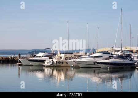 Yacht e barche ormeggiate a Poole Marina, il porto di Poole nel mese di settembre Foto Stock