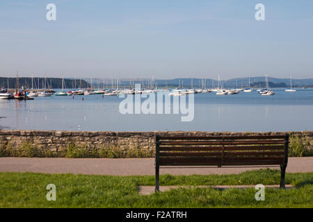 Banco vuoto guardando fuori oltre il porto di Poole nel mese di settembre Foto Stock