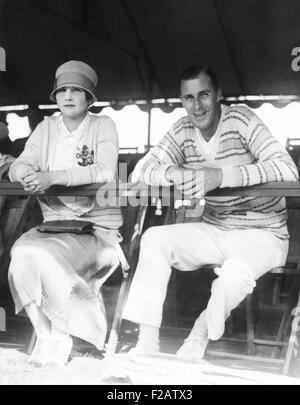 Helen Wills e Bill Tilden seduto in tribuna a Forest Hills, Long Island, New York. Il 10 agosto 1926. Essi stanno a guardare la Coppa Davis prove. Tilden stava giocando il U.S. Singles Tennis campionati. Vuole un tentativo di rimonta dalla sua recente appendicectomia, ma ha perso due partite e si ritirò sulla consulenza del suo dottore. Bill Tilden non rendono in finale nel 1926. (CSU 2015 11 1570) Foto Stock