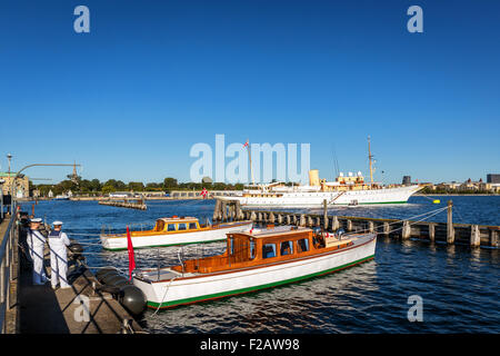 Il Royal Yacht Dannebrog e supporto di barche nel porto di Copenhagen, Danimarca Foto Stock