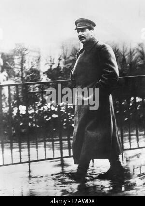 Il compagno Josef Stalin, Premier dell'Unione Sovietica e passeggiando nella Piazza Rossa in una pioggia di primavera. Mosca, 18 maggio 1932. (CSU 2015 11 1376) Foto Stock