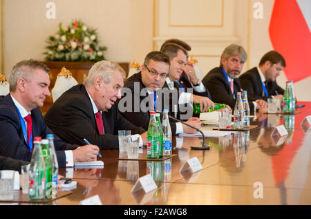 Baku in Azerbaijan. Xv Sep, 2015. Presidente della Repubblica ceca Zeman (secondo da sinistra) durante la riunione di entrambe le delegazioni a Zagulba Palazzo Presidenziale a Baku, in Azerbaijan, 15 settembre 2015. Nella foto a sinistra capo dell'Ufficio Presidenziale Vratislav Mynar. © Vit Simanek/CTK foto/Alamy Live News Foto Stock