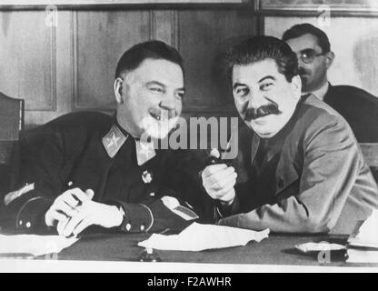 Josef Stalin (sinistra) e Kliment Voroshilov è, il Soviet a capo del ministro della guerra, nel 1936. Voroshilov è Rapporti con Stalin sono state difficili da le prove e le esecuzioni di molti della Russia di comandanti militari nella grande spurgo del 1930. Voroshilov è sopravvissuto a comandato il fronte di Leningrado durante la Seconda Guerra Mondiale. (CSU 2015 11 1366) Foto Stock