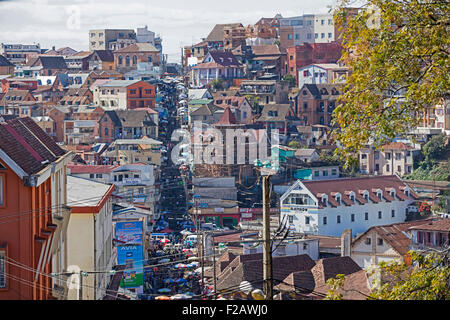 La scala che collega la ville moyenne al mercato centrale posto a Analakely ad Antananarivo, capitale del Madagascar Foto Stock