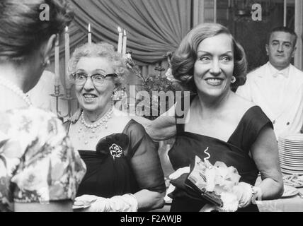 L'attrice Gloria Swanson (destra) e sua madre, la sig.ra Charles Woodruff, in vacanza a Roma. Sett. 27, 1961. Swanson lancia la festa in onore di sua madre a Via Veneto Hotel. (CSU 2015 11 1353) Foto Stock