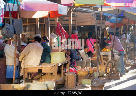 Un malgascio ambulanti per la vendita di frutta e verdura sul mercato giornaliero in città Antsirabe, Vakinankaratra, Madagascar, Africa Foto Stock