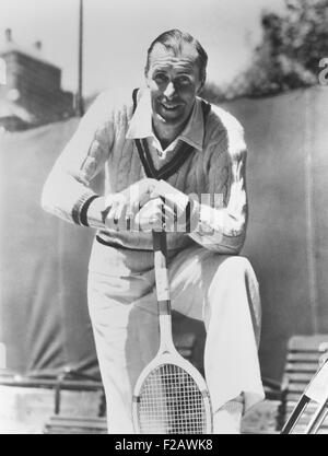 Bill Tilden, ex campionessa di tennis, ca. 1940. Come egli ha estromesso dal gioco competitivo, ha istruito e diede lezioni private presso il country club di Los Angeles. (CSU 2015 11 1331) Foto Stock