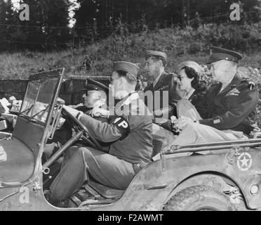 Kay Summersby presso la sua macchina da scrivere con il suo animale domestico scottie Telek. Dopo aver lasciato gli Stati Uniti Esercito in 1947, lei si stabilirono negli Stati Uniti dopo la guerra. Ella divenne un U.S. Cittadino quando ha ricevuto la sua ufficiale di commissione per servire come Eisenhower è autista e segretario. Foto di pubblicità per il suo 1948 memoir, "Eisenhower era il mio boss.' (CSU 2015 11 1295) Foto Stock