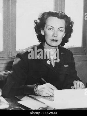 Kay Summersby seduto tra i generali Eisenhower e Mark Clark in una Jeep. Essi sono stati in Germania, passando le rovine di Hitler del ritiro di Berchtesgaden. Nel sedile anteriore sono G. T. J. Davis e Staff Sgt. Harled Berg. 1945. (CSU 2015 11 1293) Foto Stock