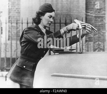 Kay Summersby, presso il suo ufficio a Reims. Ella ha guidato le ambulanze a Londra durante il blitz mentre nel British trasporto meccanizzati Corps nella II Guerra Mondiale. Quando lei era stata assegnata come generale Dwight Eisenhower del driver del maggio 1942, ella divenne un ufficiale negli Stati Uniti Esercito. (CSU 2015 11 1292) Foto Stock