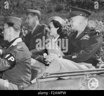 Kay Summersby seduto tra i generali Eisenhower e Mark Clark in una Jeep. Essi sono stati in Germania, passando le rovine di Hitler del ritiro di Berchtesgaden. Nel sedile anteriore è Staff Sgt. Harled Berg. 1945. Dettaglio. (CSU 2015 11 1721) Foto Stock