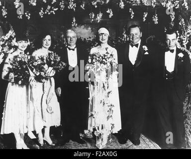 Roscoe 'grasso' Arbuckle e Doris Deane matrimonio il 16 maggio 1925. Si erano sposati a casa della sposa la madre nel South Pasadena, in California. L-R: Chrystine Francesco, domestica di onore; Natalie Talmadge Keaton, matrona di onore; giudice Crawford; la sposa; Arbuckle e Buster Keaton uomo migliore. (CSU 2015 11 1190) Foto Stock