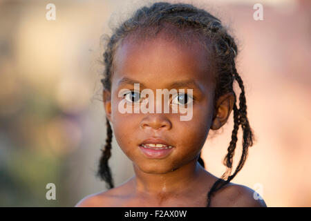 Close up ritratto di bambino malgascio, giovane ragazza con i capelli intrecciati in Miandrivazo, Menabe, Madagascar, Africa Sud-est Foto Stock