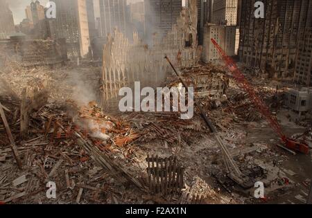 Visualizzazione ampia di operazioni di recupero presso il World Trade Center di New York City, 17 settembre 2001. Nel centro è il palo e rimane Foto Stock