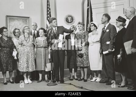I vecchi Volontarii del Corpo della Pace visita Presidente John Kennedy alla Casa Bianca. Il 30 agosto 1962. (BSLOC 2015 2 226) Foto Stock