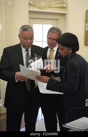 Il Presidente George W Bush prima dell incontro con il Ministro degli esteri russo, Sett. 19, 2001. Bussola 43 con Sec. di Stato, Colin Powell, e il Consigliere per la Sicurezza Nazionale Condoleezza Rice. (BSLOC 2015 2 159) Foto Stock