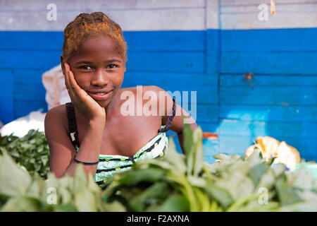 Close up ritratto della ragazza malgascia vendere verdure al mercato in Belo sur Tsiribihina, Menabe, Madagascar, Africa Sud-est Foto Stock