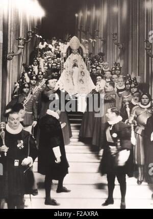 Incoronazione di Papa Pio XII, 12 marzo 1939. Affiancato da guardie svizzere e le eminenze ecclesiastiche, Papa Pio XII, è stato portato sul suo trono dal Vaticano a San Pietro, Basilica. (CSU 2015 9 999) Foto Stock