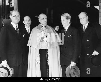 Il Cardinale Eugenio Pacelli dopo un pranzo con il presidente Franklin Roosevelt a Hyde Park, N.Y. Nov. 5, 1936. Il futuro Papa Pio XII era allora Segretario di Stato del Vaticano. Con gli altri ospiti del FDR, L-R: Joseph P. Kennedy; Enrico Galeazzi, il cardinale segretario; il Cardinale Pacelli; Marvin mcintyre, segretario del Presidente; e Frank C. Walker, ex Dir. Di emergenza nazionale a un avvocato. (CSU 2015 9 998) Foto Stock