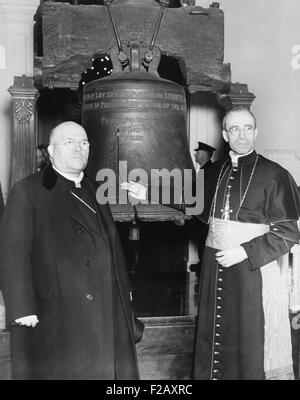 Il Cardinale Eugenio Pacelli (a destra), segretario papale di stato a Philadelphia, 20 ott. 1936. Il futuro Papa Pio XII ha visitato la Liberty Bell e l'Independence Hall, con la sua American host, il Cardinale Dougherty. (CSU 2015 9 997) Foto Stock