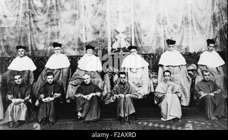 Vescovi cattolici romani dopo la loro elevazione a Cardinali del 16 dicembre, 1929. Cappella Sistina, Vaticano. Eugenio Pacelli, il futuro Papa Pio XII, è quinto da sinistra in alto. (CSU 2015 9 996) Foto Stock