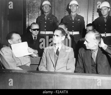 Nazi imputati sotto la protezione nel dock a Norimberga per crimini di guerra, prova Febbraio 5, 1946. L-R: Herman Goering copre il suo sorriso con un Foto Stock