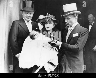 Barbara Hutton Haugwitz-Reventlow trattiene il suo figlio lancia dopo il suo battesimo a Londra. Giugno 1936. L-R: Franklin Hutton; Baby lancia, Barbara Hutton, Contessa Haugwitz-Reventlow; il conte Haugwitz-Reventlow. (CSU 2015 9 907) Foto Stock