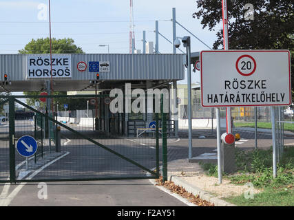 Roeszke, Ungheria. Xv Sep, 2015. Il valico di frontiera Roeszke 1 in Ungheria è chiuso, in Roeszke, Ungheria, 15 settembre 2015. Nella notte di martedì in Ungheria chiuso le sue frontiere alla Serbia per i rifugiati. Solo due punti di incrocio lungo la 175 chilometro lungo confine sono lasciati aperti come zone di transito per un numero limitato di profughi. Foto: THOMAS BREY/DPA/Alamy Live News Foto Stock