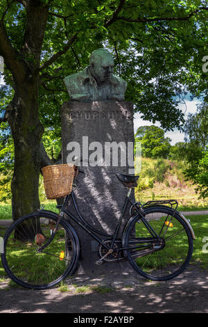 Antico borgo bike davanti alla statua di Churchill, in Churchill Park, Copenhagen, Danimarca Foto Stock