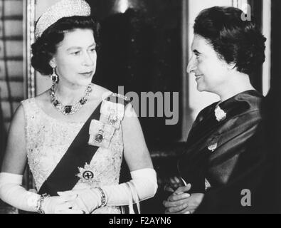 La regina Elisabetta con il Primo Ministro indiano Indira Gandhi a Buckingham Palace. Essi partecipavano ad un ricevimento per il Commonwealth Foto Stock