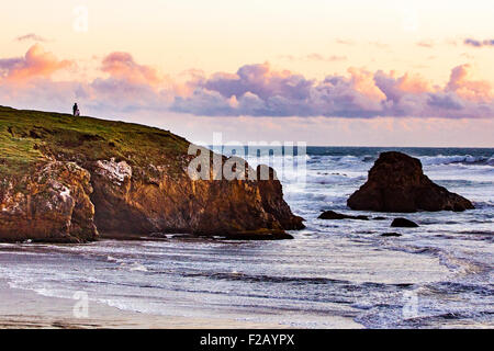 Tre persone Godetevi il tramonto in Fort Bragg California dove Pudding Creek fluisce nell'oceano pacifico Foto Stock