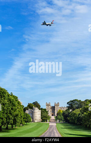 La lunga passeggiata con un British Airways Airbus A380 volando sopra il Castello di Windsor, Windsor Great Park, Berkshire, Inghilterra, Regno Unito Foto Stock