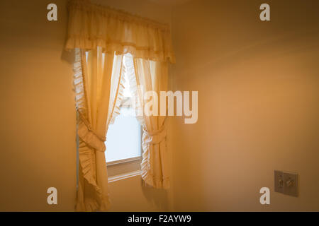 Lacy tende in camera da letto Motel in America Foto Stock