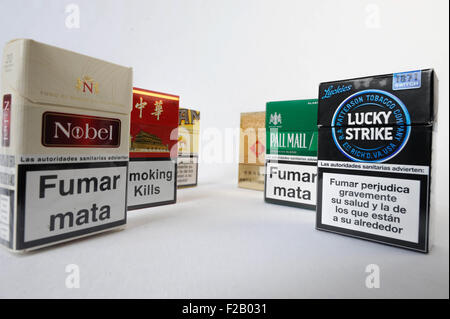 Un insieme di sigarette di diverse marche- onu juego de cigarrillo de diferentes marcas Foto Stock