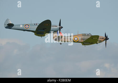 In occasione del Battle of Britain Day un flypast di 33 aerei decollò dall'aeroporto di Goodwood per celebrare il 75° anniversario. Spitfire e Hurricane Foto Stock