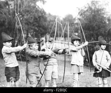 La Gran Bretagna è il principe Filippo, (secondo da sinistra) presso una scuola americana a St. Cloud, Francia. Ca. 1931. In una classe di tiro con l'arco, L-R: Jacques de Bourbon; Phillip; Teddy Culbert; Marta Robinson; e la Principessa Anna di Bourbon-Parma (ora la moglie del principe Michele di Romania). Il principe ha frequentato la scuola per tre anni. La foto qui sopra è stato portato a New York dal prof. Donald R. MacJannet sulla SS Costituzione Febbraio 8, 1952. (CSU 2015 9 1081) Foto Stock