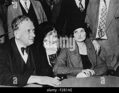 Trunk Phoenix assassina durante il suo arraignment a Los Angeles il 26 ottobre 1931. L-R: Louis P. Russell, avvocato; Ann Hamilton, polizia donna; e Winnie Ruth Judd. Lei aveva un bendato mano destra, che lei ha detto è stato girato in una lotta di auto-difesa con i trafitti a morte le donne. Maggie Smith, giocato un Judd come cameriera nel mantenere la mamma, un 2005 British film vagamente basato su Judd della storia. (CSU 2015 8 628) Foto Stock