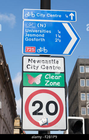 Sign in Newcastle upon Tyne che indica l'inizio dell'20 mph zona chiara, Tyne and Wear, England, Regno Unito Foto Stock