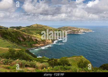 La costa nord di Sao Miguel, isole Azzorre, visto da Santa Iria viewpoint. Foto Stock