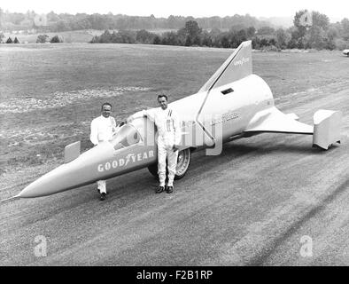 Drag Racer Walter Arfons, con il 'Wingfoot Express' nel 1964. Walt è stata emarginata dalla malattia, così il suo partner Tom ha spinto verde 'Wingfoot' a 413 mph per rompere Craig Breedlove il record di velocità su 6 ott. 1964. Tre giorni più tardi, Walt fratello e rivale, arte Arfons ha rotto il record. Otto giorni dopo Craig Breedlove superata nel suo "Acquavite d'America Sonic 1'. (CSU 2015 7 421) Foto Stock