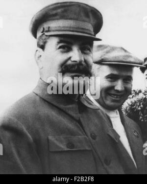 Soviet russo leader Joseph Stalin nel 1938. A destra è Nikita Khrushchev, membro del Comitato Centrale del Partito Comunista e leader del partito in Ucraina. Essi sono a Shcheilkova aeroporto vicino a Mosca. (CSU 2015 8 536) Foto Stock