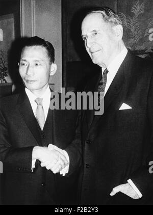 Park Chung-hee e pensionati General Douglas MacArthur agitare le mani. Si sono incontrati a MacArthur il Waldorf Astoria appartamento torre nella città di New York, nov. 18, 1961. Parco è stato poi il leader di un colpo di stato militare che ha rovesciato il debole coreano Seconda repubblica nel 1961. Egli è stato eletto come presidente della Korean Terza repubblica nel 1963,ed era un sempre più autoritario righello fino al suo assassinio 1979. (CSU 2015 7 299) Foto Stock